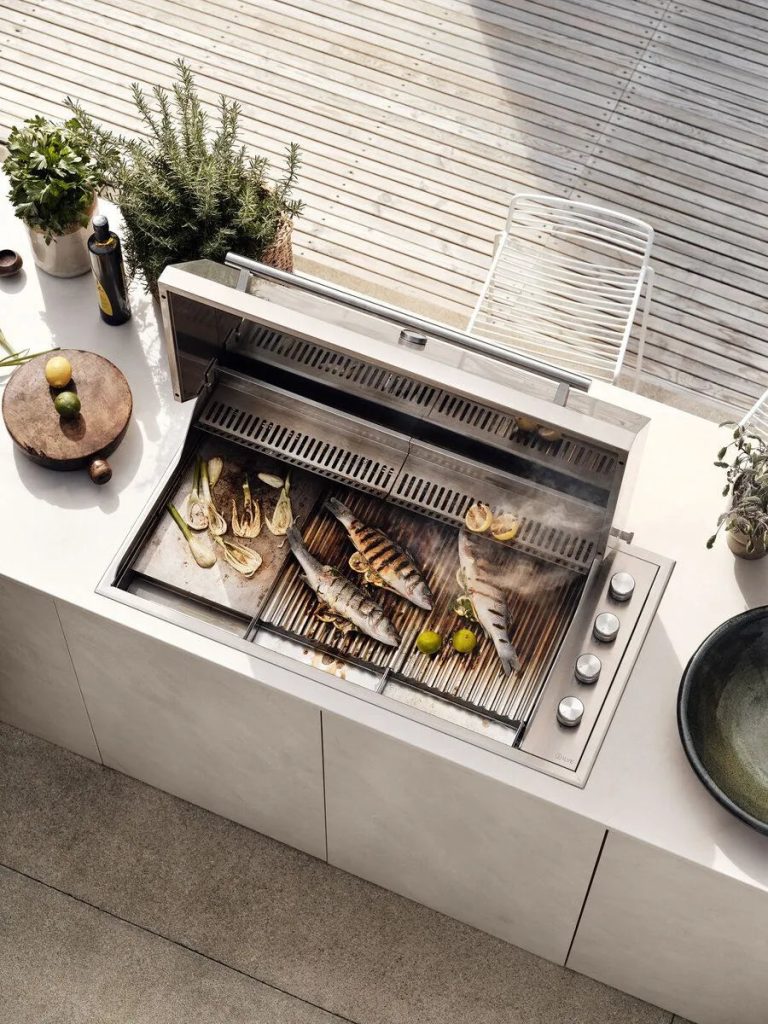 Kültéri BBQ Grill, beépített főzőlap, AISI316 acél, 3 x 3,15 kW gázégő, elektromos gyújtás, zsírgyűjtő, 460 x 285 mm-es lapok